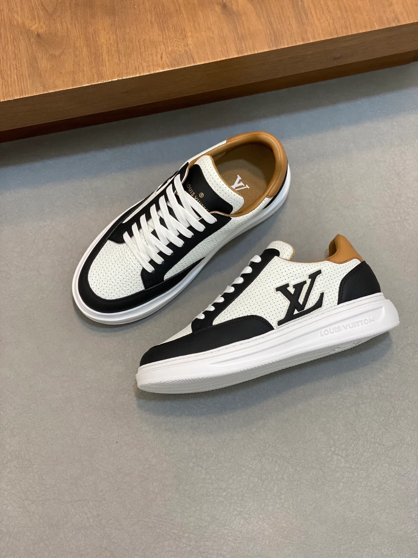 Factory Price: 400💰LV🔍Top Purchasing Agency🇮🇹 Lu Street Boy’s popular sports shoes counter synchronized, uppers imported from Italy cowhide fabric, high-quality complex splicing crafts, imported water-dyed cowhide lining cowhide feet Sole: Original sole provided by the original factory, T men's men's shoes 💰U exclusive movable molded sole, super comfortable, original factory follow-up goods, 🔍🔍high quality, can be entered and exited the counter at will, welcome to compare, code number 39-44 (order 38 45)